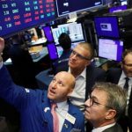 Dow Jones mất hơn 100 điểm