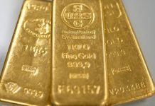 Giá vàng giữ vững mốc 3.300 USD/oz vì căng thẳng thương mại còn âm ỉ