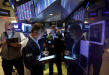 Chứng khoán Mỹ tăng điểm mạnh nhờ ông Trump hoãn đánh thuế châu Âu, giá dầu giảm trước cuộc họp OPEC