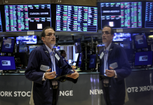 Chứng khoán Mỹ tăng bất chấp căng thẳng thương mại, giá dầu “nhảy” mạnh dù OPEC+ nâng sản lượng