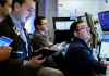 S&P 500 tiến sát kỷ lục, giá dầu tăng nhẹ