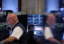 S&P 500 lập đỉnh lịch sử nhờ kỳ vọng hoãn thuế Mỹ-Trung, giá dầu lao dốc phiên thứ ba liên tiếp