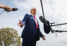 Tổng thống Trump tuyên bố áp thuế 100% với con chip nhập khẩu