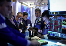 Chứng khoán Mỹ tuột khỏi kỷ lục, giá dầu tăng hơn 1 USD/thùng