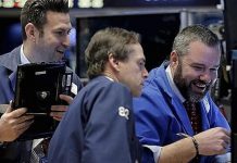 S&P 500 và Dow Jones liên tiếp lập kỷ lục, dầu sụt giá do triển vọng thừa cung