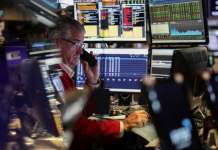 Thị trường Mỹ khởi sắc, dầu thô hạ nhiệt trước bài phát biểu của ông Trump