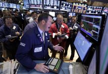 Chứng khoán Mỹ trượt khỏi mức kỷ lục, giá dầu giảm hơn 1%